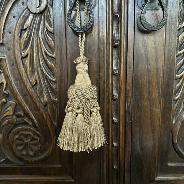 Ellora 5 1/2" Key Tassel, Sandy Beige Mix